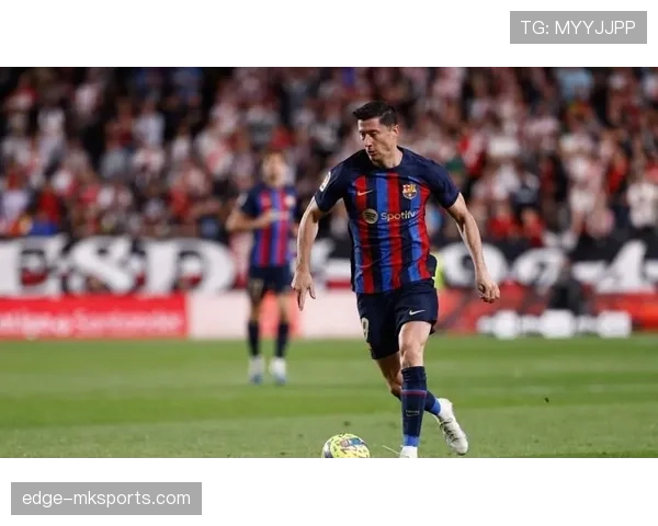 莱万多夫斯基达成巴萨百球壮举，携手球队开启新传奇