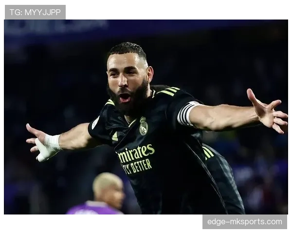 本泽马在皇马战术体系中的角色演变:从支点到核心